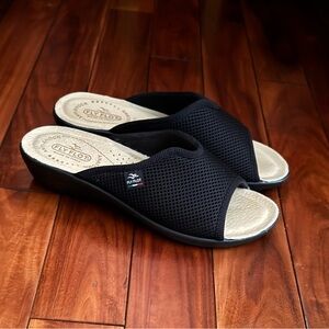 Fly Flot Black Wedge Sandals